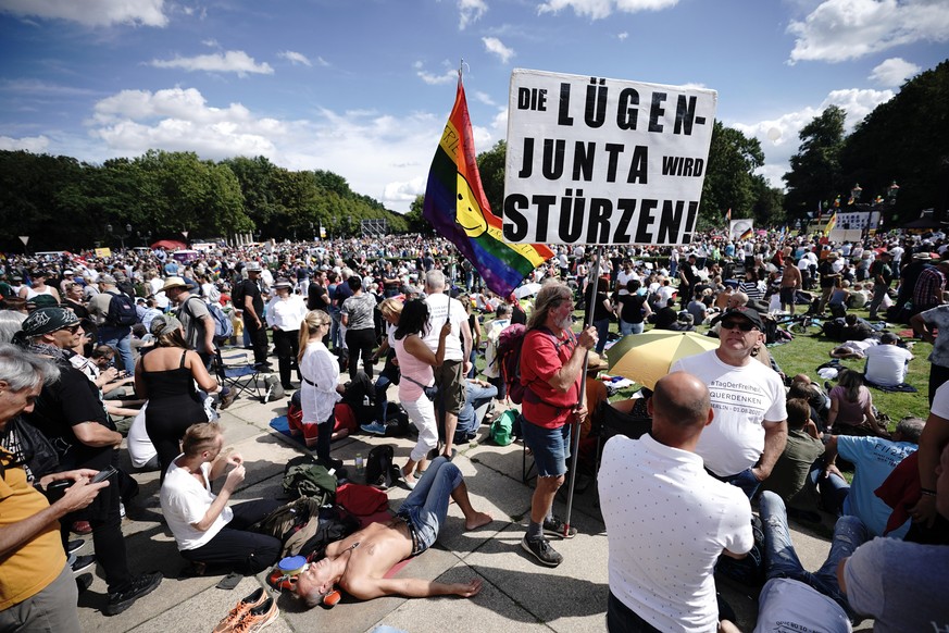 29.08.2020, Berlin: &quot;Die Lügen-Junta wird stürzen!&quot; steht auf dem Schild eines Teilnehmers einer Demonstration. Foto: Michael Kappeler/dpa +++ dpa-Bildfunk +++