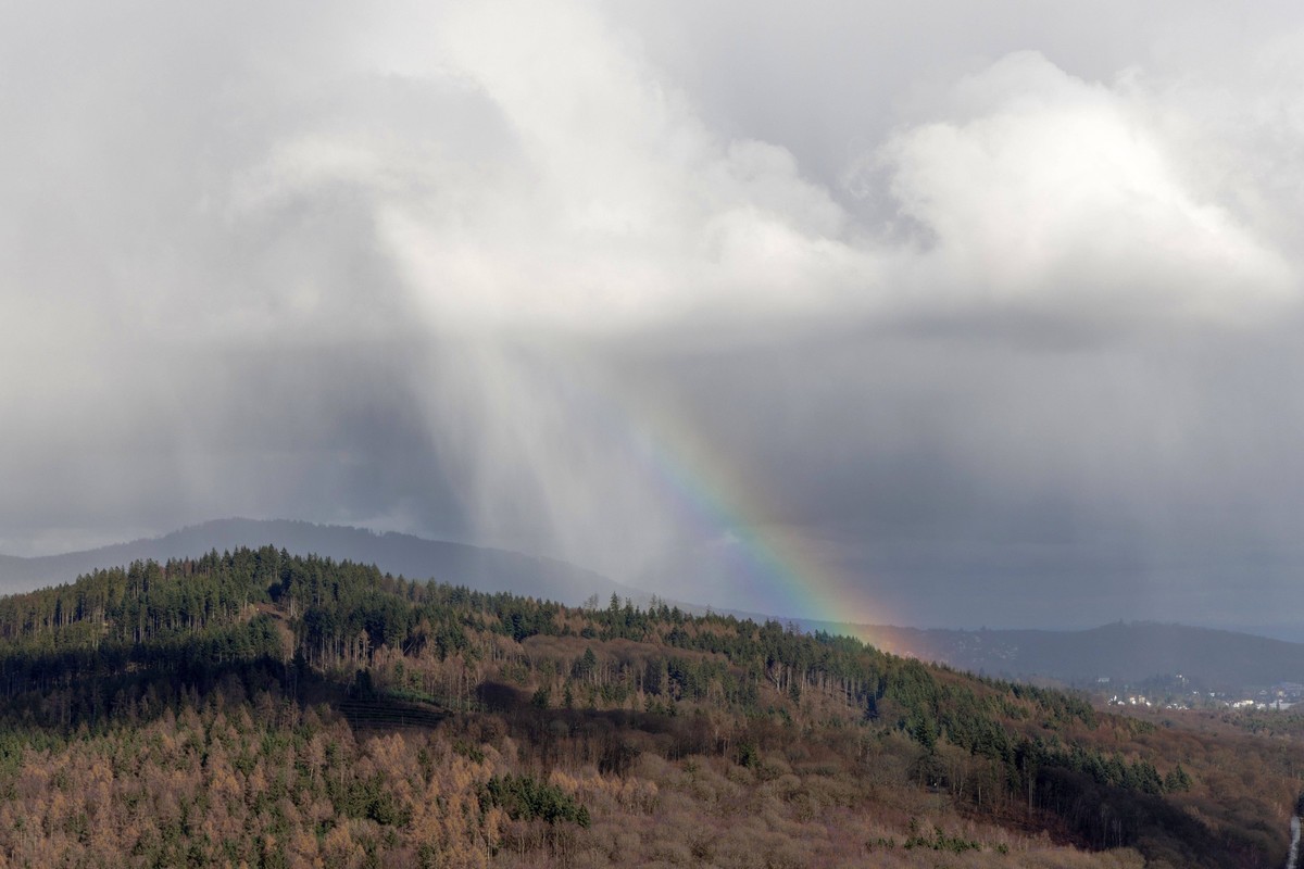Schauer und Regenbogen über dem Taunus Ein Regenbogen und ein Schauer ist am Nachmittag vom Atzelberg aus über dem Taunus zu sehen., Kelkheim Hessen Deutschland *** Shower and rainbow over the Taunus  ...