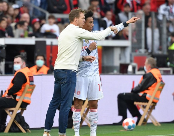 Bayern-Trainer Julian Nagelsmann (l.) gibt Leroy Sané Anweisungen.