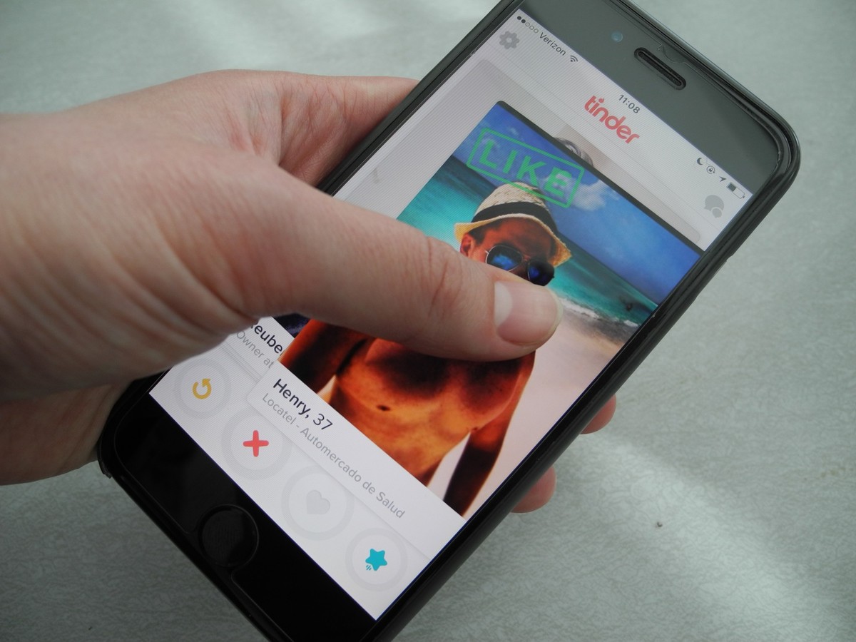 ARCHIV - 29.03.2016, USA, New York: Ein Nutzer hält ein Smartphone, auf dem die App Tinder läuft, in der Hand. Die Dating-App startete am 12. September vor zehn Jahren. (zu dpa-Korr «10 Jahre Tinder: ...