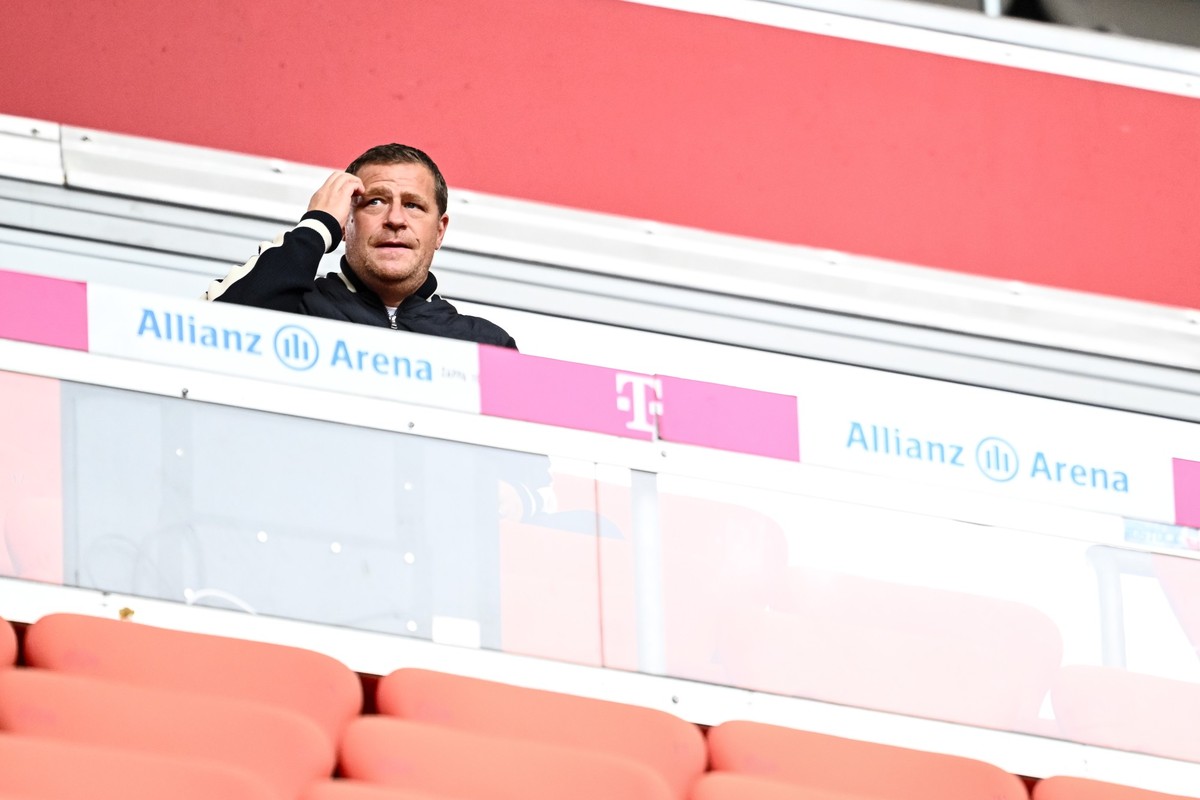 02.08.2025, Bayern, München: Fußball: Testspiele, FC Bayern München - Olympique Lyon, Allianz Arena. Bayerns Sportvorstand Max Eberl sitz auf der Tribüne. Foto: Harry Langer/dpa - WICHTIGER HINWEIS: G ...