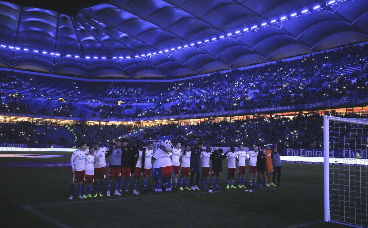 Foto : Siegesjubel und Weihnachts Vorfreude bei den HSV Spielern nach dem Schlusspfiff , hier .... im blauen Licht des Stadions Fussball 2. Bundesliga , am Fr. 07.12.2018 Hamburger SV - Paderborn 1 -  ...