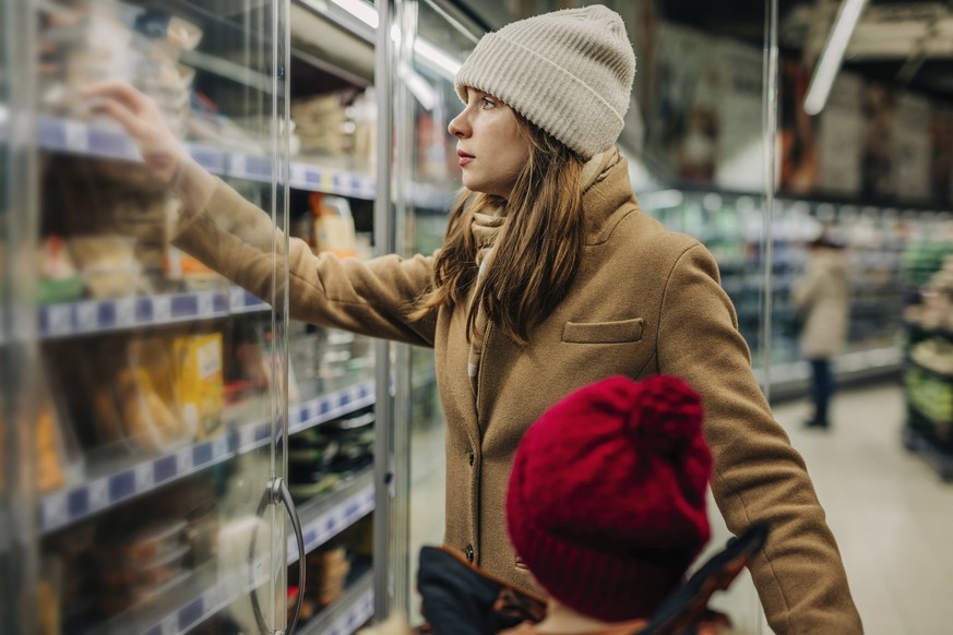 Woman buying groceries with son at supermarket model released, Symbolfoto, VSNF01543