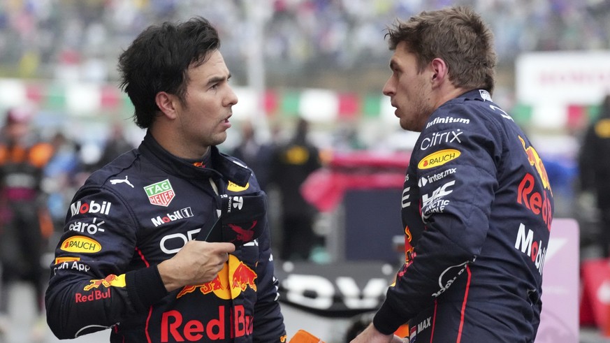 ARCHIV - 09.10.2022, Japan, Suzuka: Motorsport: Formel-1-Weltmeisterschaft, Grand Prix von Japan, Rennen: Max Verstappen (r) aus den Niederlanden vom Team Red-Bull und sein Teamkollege Sergio Perez au ...