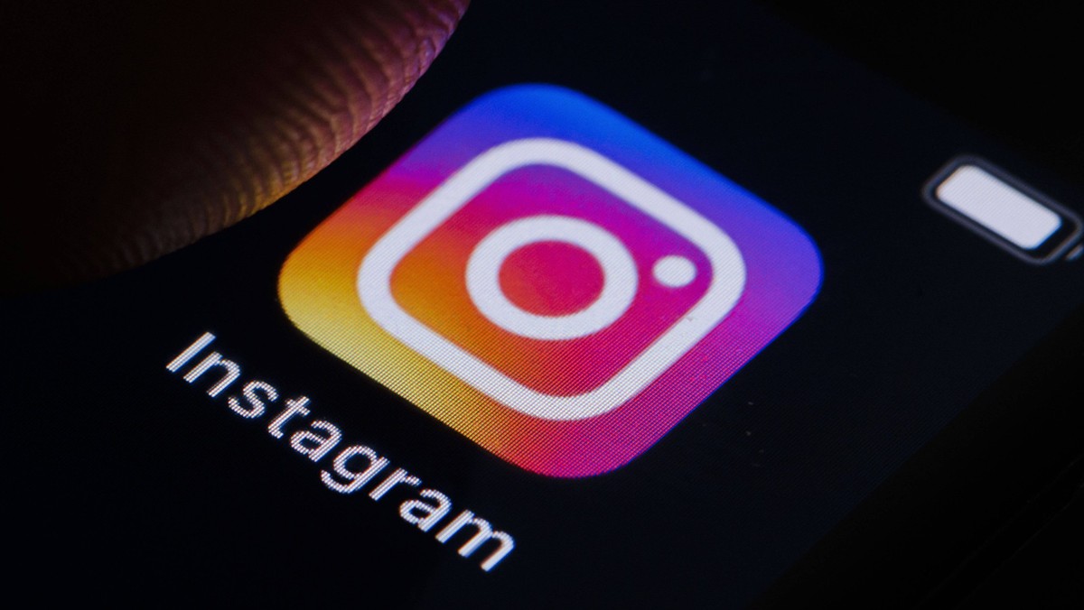 Symbolfoto: Das Logo von Instagram ist auf einem Smartphone zu sehen. Berlin, 10.03.2022 Berlin Deutschland *** Symbol photo Instagram logo can be seen on a smartphone Berlin, 10 03 2022 Berlin German ...