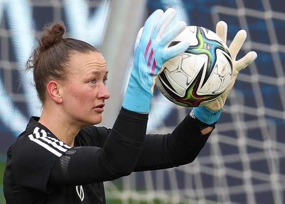 ARCHIV - 08.04.2022, Nordrhein-Westfalen, Bielefeld: Fußball, Frauen, WM-Qualifikation, Training Deutschland in der Schüco-Arena. Deutschlands Torhüterin Almuth Schult hält einen Ball beim Abschlusstr ...