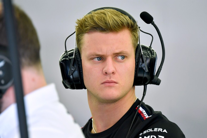 ARCHIV - 23.02.2023, Bahrain, Sakhir: Motorsport: Formel-1-Testfahrten in Bahrain. Testfahrer Mick Schumacher aus Deutschland vom Team Mercedes in der Box. Ein schneller Wechsel zu Alpha Tauri als Ers ...