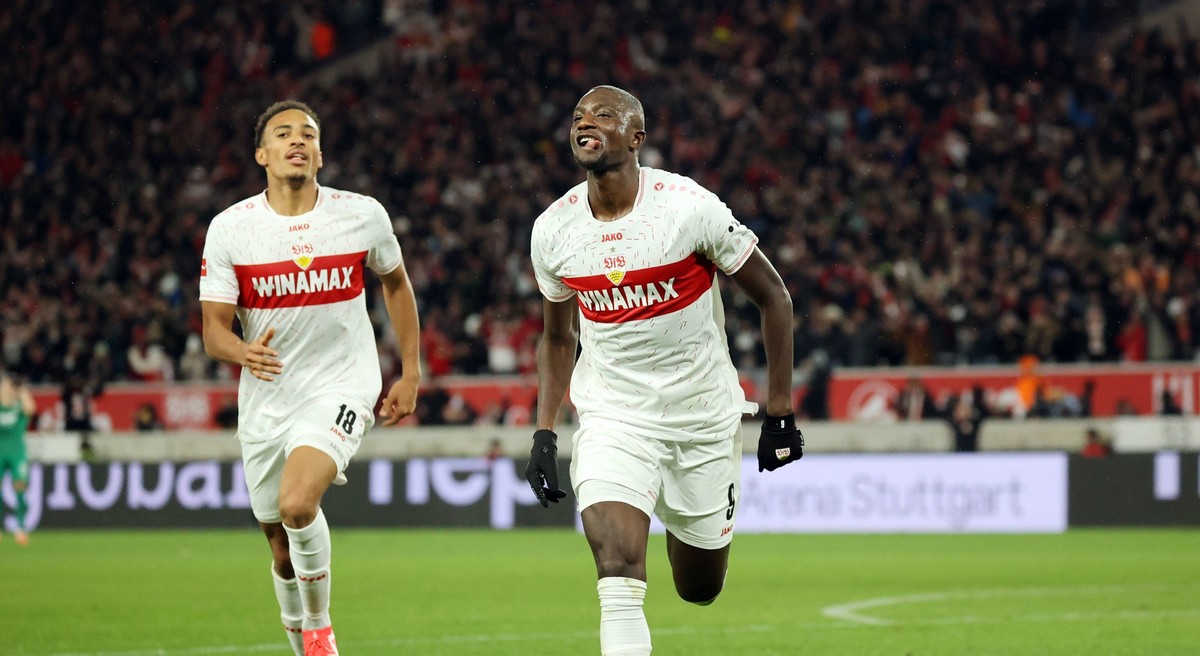 20.12.23 VfB Stuttgart - FC Augsburg Deutschland, Stuttgart, 20.12.2023, Fussball, Bundesliga, VfB Stuttgart - FC Augsburg: Serhou Guirassy VfB Stuttgart Jubel Tor 2:0 Guirassy. *** 20 12 23 VfB Stutt ...