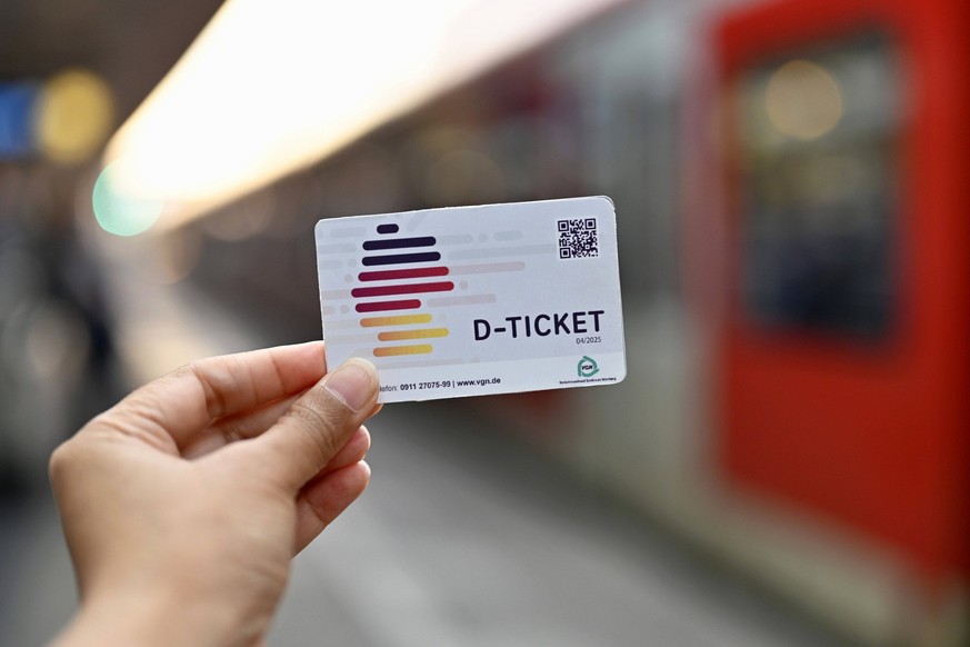 Mit dem Deutschland-Ticket D-Ticket können Kunden der Deutschen Bahn seit dem 1. Mai 2023 für nur 49 Euro pro Monat in allen Verkehrsmitteln des öffentlichen Nahverkehrs reisen. Das Deutschlandticket  ...