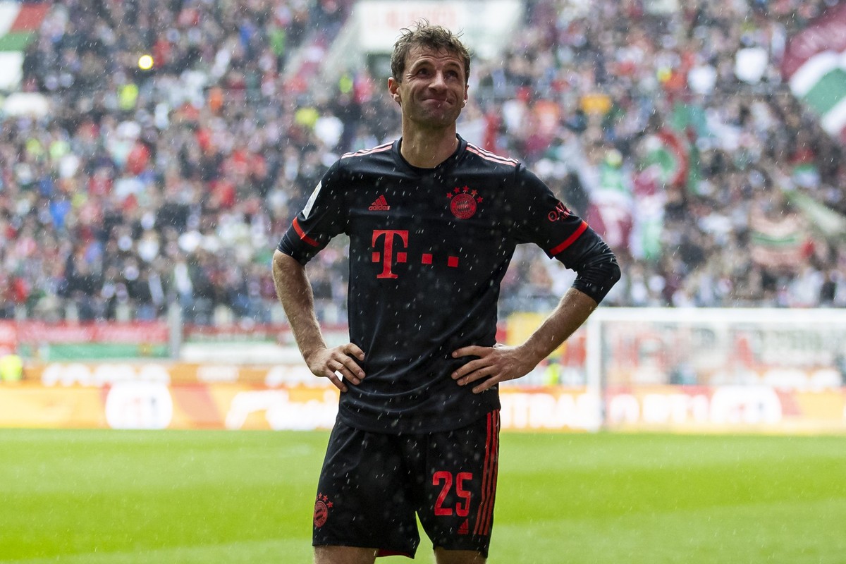 17.09.2022, Bayern, Augsburg: Fußball: Bundesliga, FC Augsburg - Bayern München, 7. Spieltag, WWK-Arena. Münchens Thomas Müller reagiert nach dem Spiel. Foto: Tom Weller/dpa - WICHTIGER HINWEIS: Gemäß ...