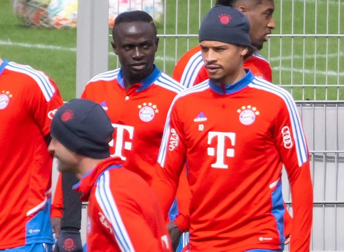 ARCHIV - 13.04.2023, Bayern, München: Fußball: Bundesliga, Training FC Bayern München auf dem Vereinsgelände an der Säbener Straße. Sadio Mane (l) und Leroy Sane kommen zum Training. (zu dpa: "FC ...