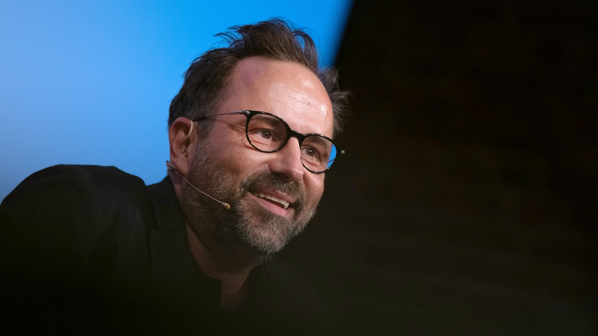 ARCHIV - 21.03.2022, Nordrhein-Westfalen, Köln: Kurt Krömer, Komiker, sitzt im Rahmen des Literaturfestivals Lit.Cologne auf der Bühne in den Balloni Hallen. Für die vierte Staffel der beliebten Strea ...