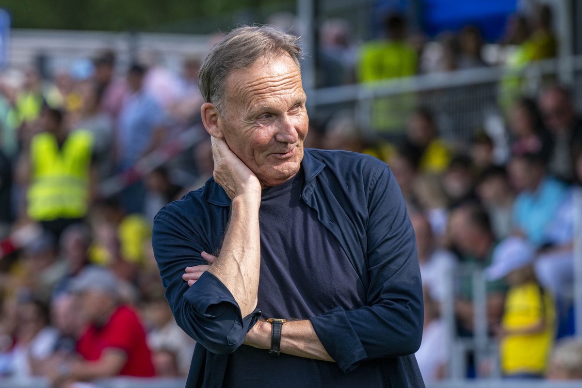 12.07.2023, Nordrhein-Westfalen, Hamm: Fußball: Bundesliga, Testspiele, Westfalia Rhynern - Borussia Dortmund: Dortmunds Geschäftsführer Hans-Joachim Watzke (l) betritt das Stadion. Foto: David Inderl ...