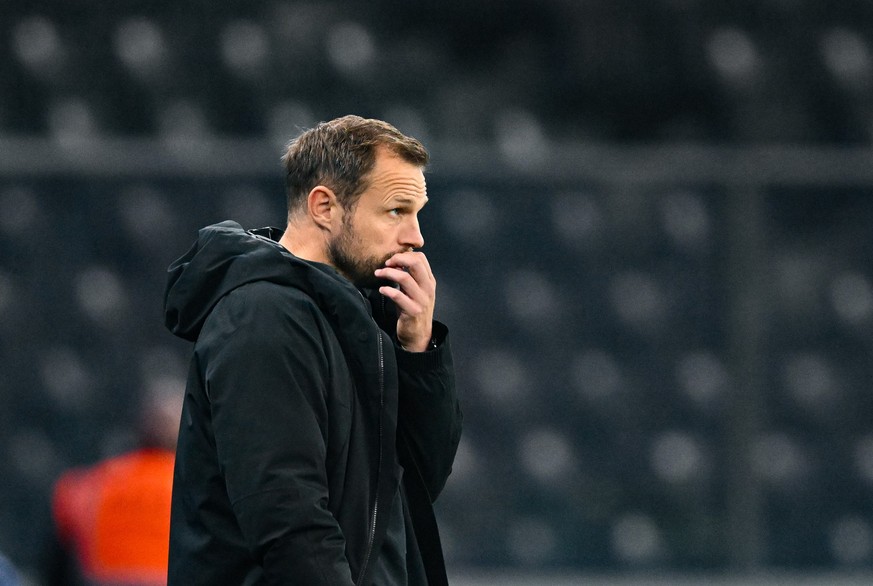 01.11.2023, Berlin: Fußball: DFB-Pokal, Hertha BSC - FSV Mainz 05, 2. Runde, Olympiastadion, Trainer Bo Svensson von Mainz zeigt sich kurz vor Spielende nachdenklich. Foto: Soeren Stache/dpa - WICHTIG ...