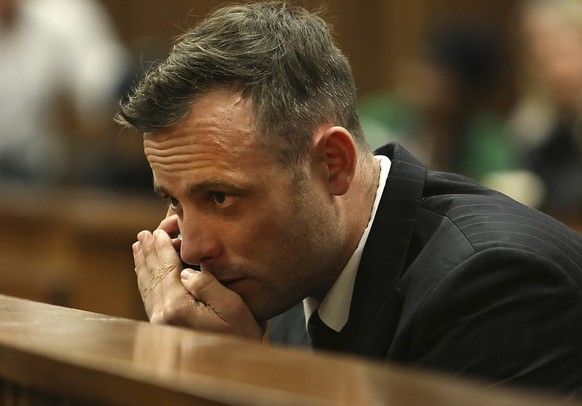 ARCHIV - 15.06.2016, Südafrika, Pretoria: Oscar Pistorius spricht während einer Anhörung zu seiner Verurteilung wegen Mordes an seiner Freundin Reeva Steenkamp im Obersten Gerichtshof in Pretoria in e ...