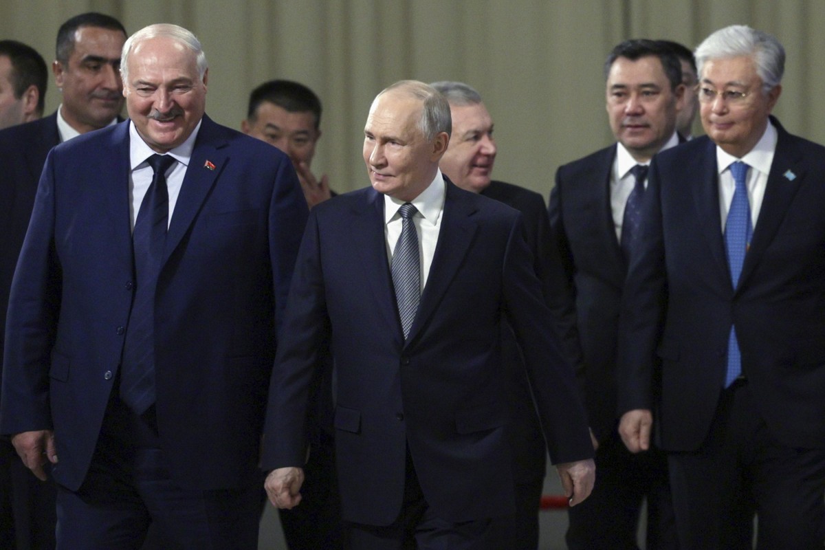 26.12.2024, Russland, Igora: Der weißrussische Präsident Alexander Lukaschenko (l), der russische Präsident Wladimir Putin (M), der usbekische Präsident Schawkat Mirsijojew (r), der kirgisische Präsid ...