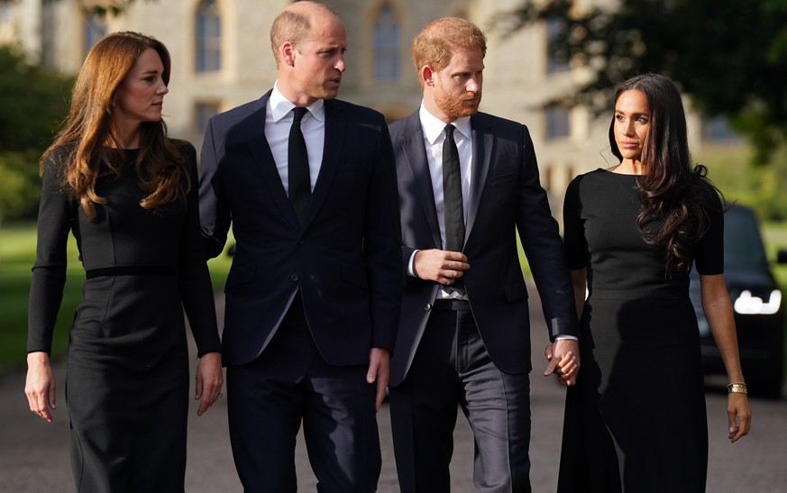 ARCHIV - 10.09.2022, Großbritannien, Windsor: Kate (l-r), Prinzessin von Wales, William, Prinz von Wales, Prinz Harry, Herzog von Sussex, und seine Frau Meghan, Herzogin von Sussex, treffen nach dem T ...