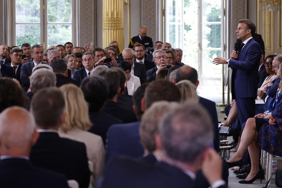 04.07.2023, Frankreich, Paris: Emmanuel Macron (r), Präsident von Frankreich, spricht während eines Treffens im Elysee-Palast zu den Bürgermeistern aus Städten und Gemeinden, in denen die Ausschreitun ...