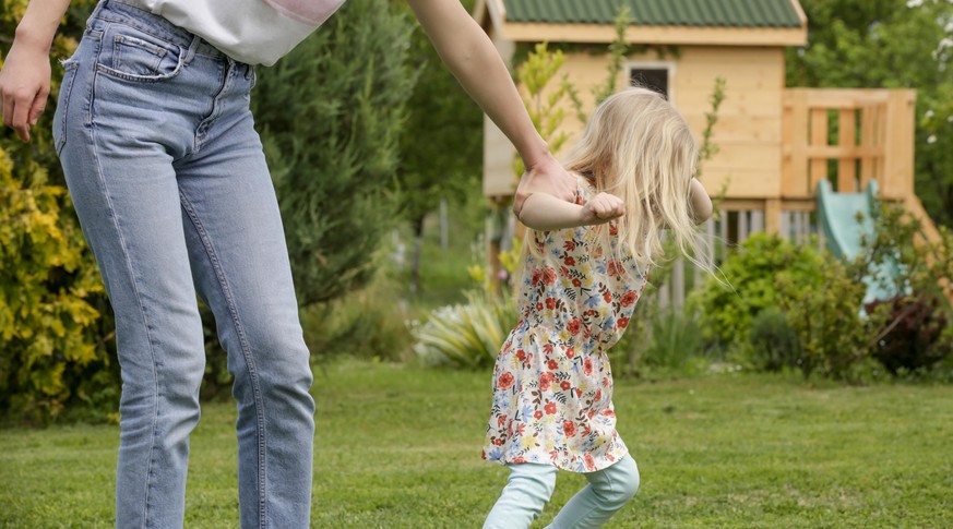 Eine Mutter verzweifelt mit ihrem Kind auf dem Spielplatz.