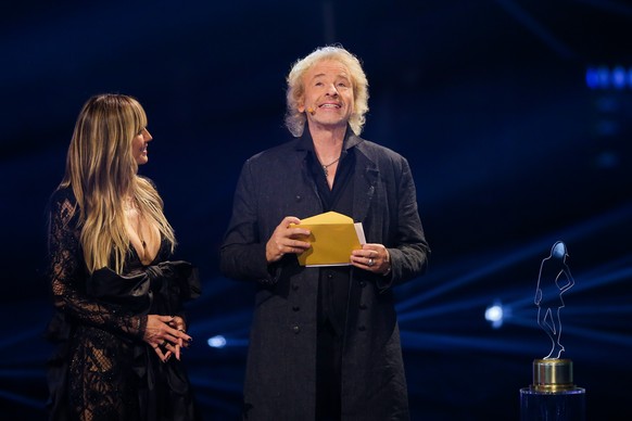 ARCHIV - 23.05.2019, Nordrhein-Westfalen, D�sseldorf: Heidi Klum, Model und Moderatorin, und Thomas Gottschalk, Moderator, �bergeben den Personality Award im Finale der 14. Staffel der Castingshow &qu ...