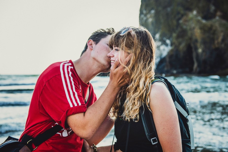 Urlaubs-Flirt, Kuss am Strand