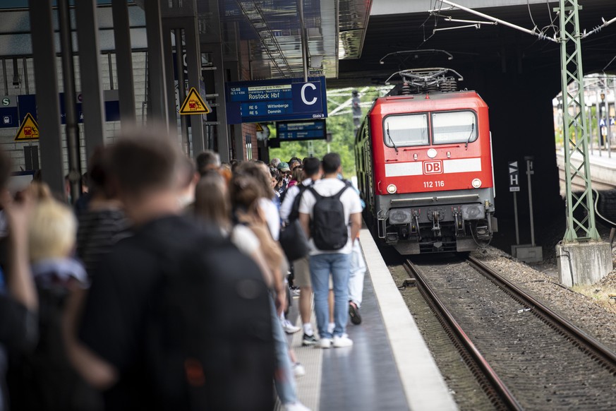11.06.2022, Berlin: Menschen warten am Gleis am Bahnhof Gesundbrunnen auf einen einfahrenden Regionalexpress. Der Ansturm auf die Bahnen durch das 9-Euro-Ticket h