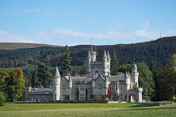 ARCHIV – 1. Oktober 2021, Großbritannien, Aberdeen: Balmoral Castle, eine der Residenzen der königlichen Familie, wo Königin Elizabeth II. traditionell die Sommermonate verbrachte und starb.  (zu dpa: ...
