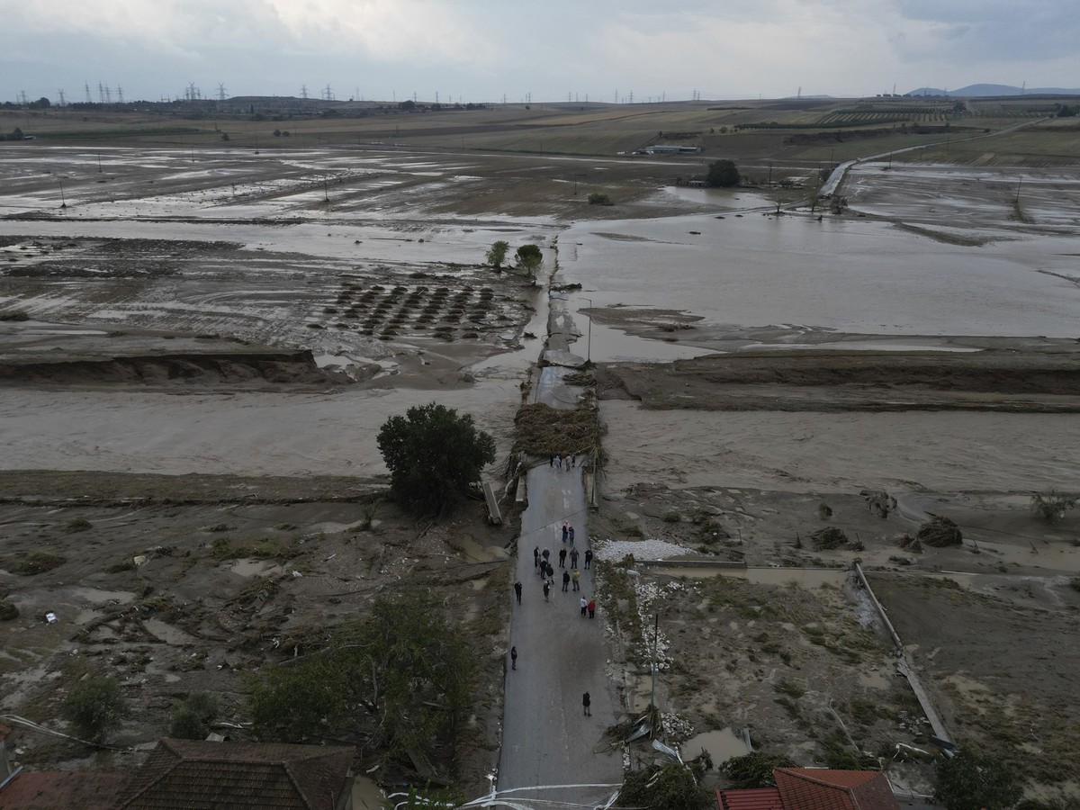 06.09.2023, Griechenland, Nea Lefki: Hochwasser und Schlamm bedecken den Boden nach einem Rekordregen. Schwere Regenfälle, die Teile Griechenlands, der Türkei und Bulgariens heimsuchten, haben mehrere ...
