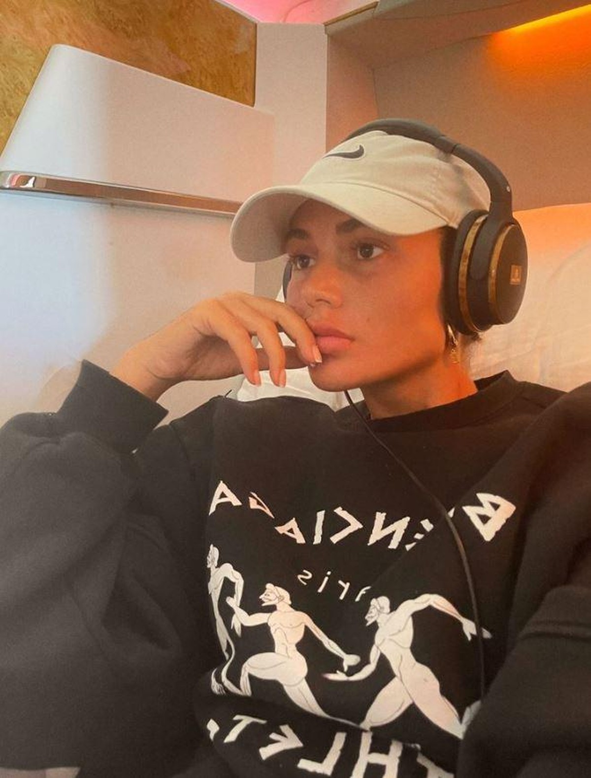 Loredana ungeschminkt im Flugzeug
