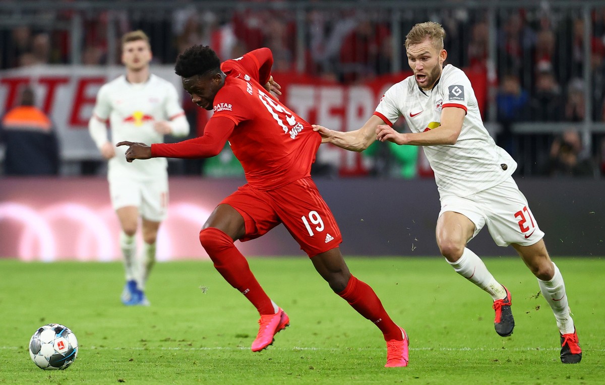 Soccer Football - Bundesliga - Bayern Munich v RB Leipzig - Allianz Arena, Munich, Germany - February 9, 2020 Bayern Munich&#039;s Alphonso Davies in action with RB Leipzig&#039;s Konrad Laimer REUTER ...