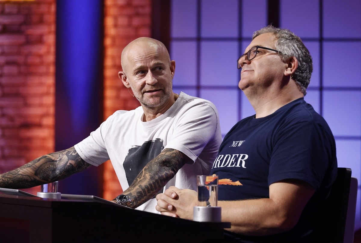 ARD WER WEISS DENN SOWAS? FOLGE 1168, "Heike Makatsch und Jürgen Vogel", am Montag (07.10.24) um 18:00 Uhr im ERSTEN.
Rateteam-Kapitän Elton (re.) mit Schauspieler Jürgen Vogel (li.).
© ARD/ ...