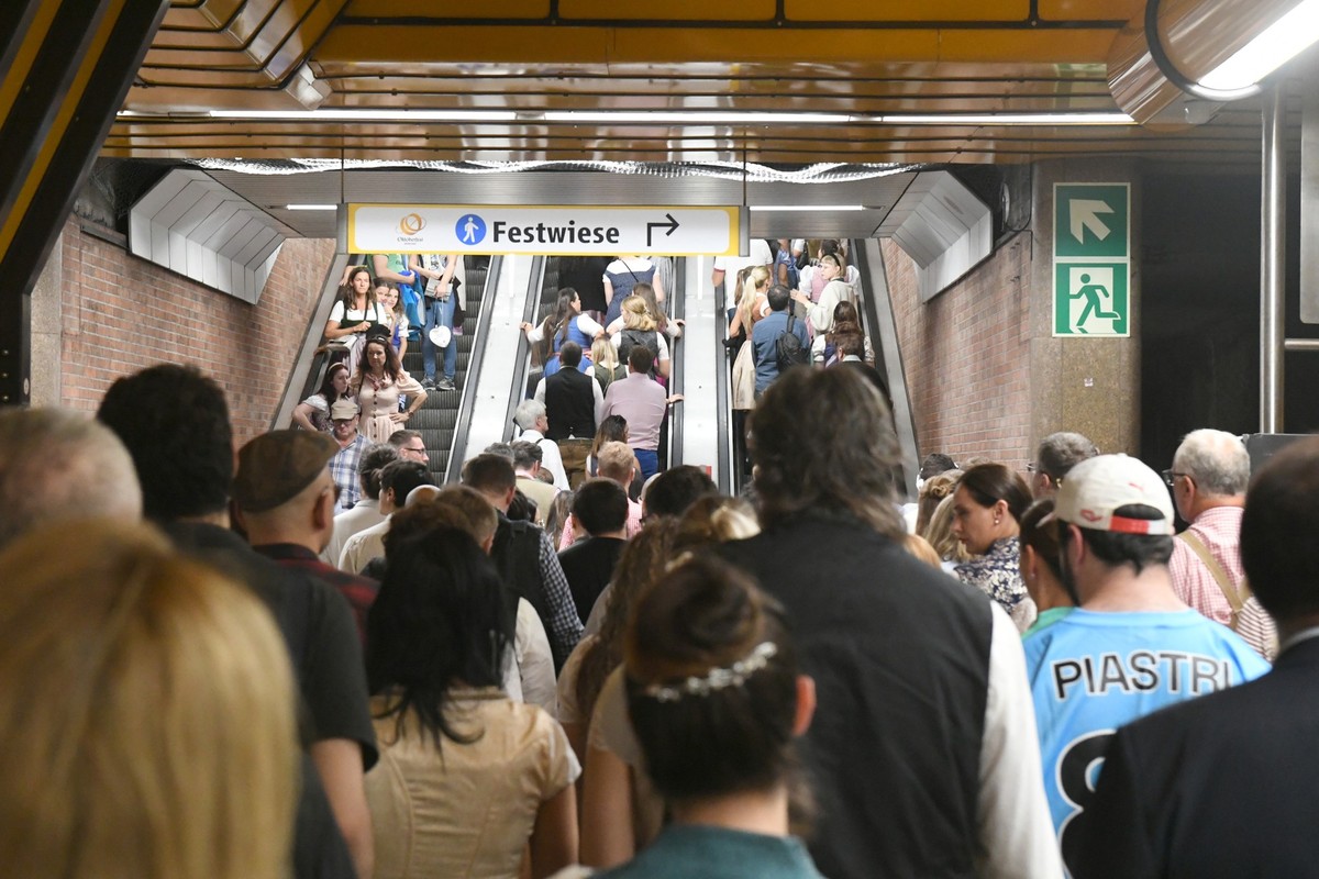 19.09.2023, Bayern, M�nchen: Wiesnbesucher dr�ngen im U-Bahnhof Theresienwiese zur Rolltreppe, die zum Ausgang Oktoberfest f�hrt. Die 188. Wiesn findet dieses Jahr vom 16.09.- 03.10.2023 statt. Foto:  ...