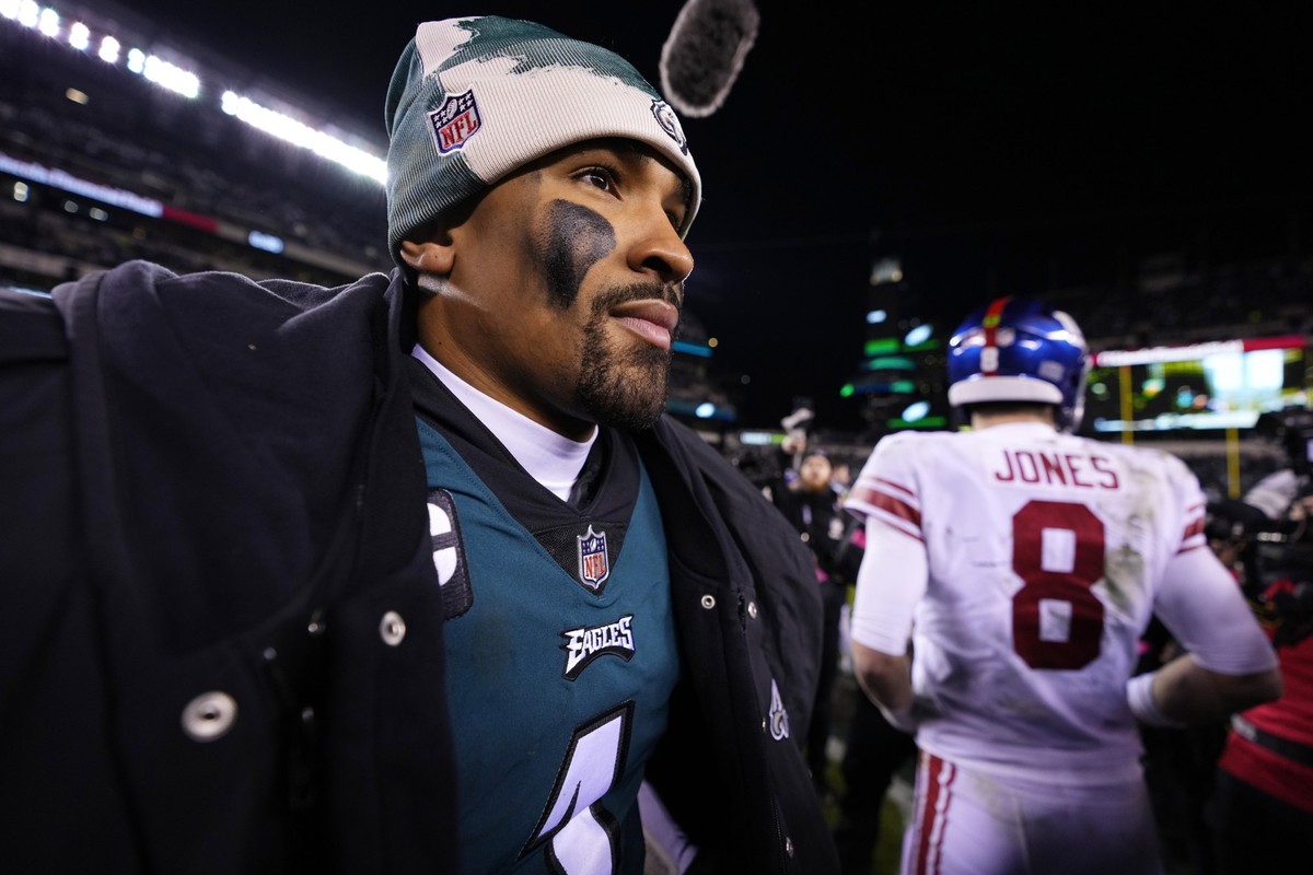 Philadelphia Eagles quarterback Jalen Hurts, left, looks on after talking with New York Giants quarterback Daniel Jones (8) following an NFL divisional round playoff football game, Saturday, Jan. 21, ...