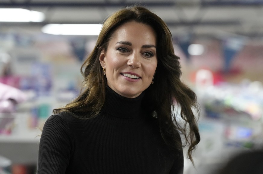 24.11.2023, Großbritannien, London: Kate, Prinzessin von Wales, lächelt bei ihrem Besuch in Sebby&#039;s Corner. Das Royal Foundation Centre for Early Childhood bietet Familien mit kleinen Kindern in  ...