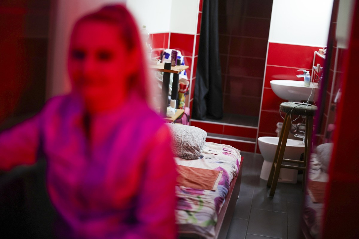 10.05.2025, Nordrhein-Westfalen, Duisburg: Eine Prostituierte sitzt auf einem Stuhl vor ihrem Zimmer bei einer Razzia in einem Bordell im Duisburger Rotlichtviertel. Foto: Christoph Reichwein/dpa +++  ...