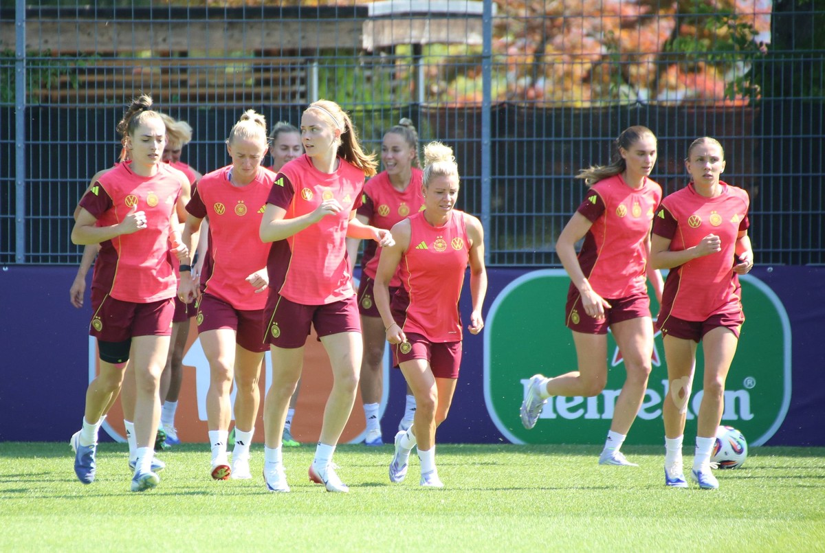 02.07.2025, xgrfx, Fussball DFB Medientermine, Deutsche Frauennationalmannschaft - Training v.l. Sophia Kleinherne, Sjoeke N�sken, Linda Dallmann, Jule Brand, Elisa Sen� Deutsche Frauennationalmannsch ...