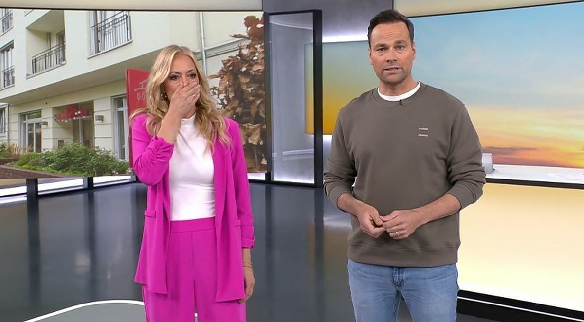 Angela Finger-Erben schlägt sich in der Sendung die Hände vor das Gesicht, als der Kameramann umkippt.