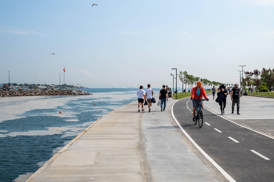 Auf den ersten Blick einfach eine schöne Promenade in Istanbul – wäre da nicht der Schleim auf dem Wasser. 