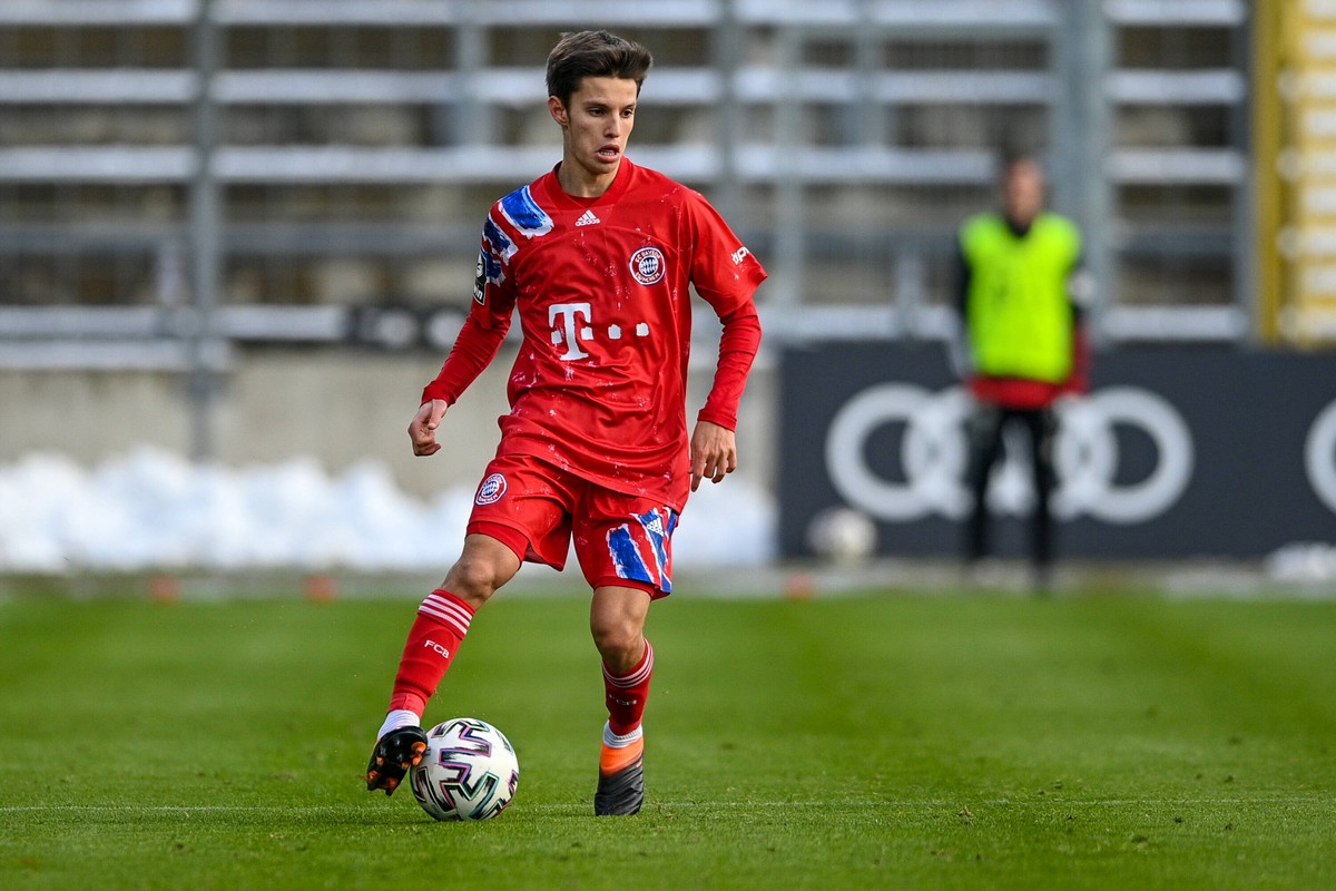 Tiago Oliveira Dantas Bayern M�nchen, FCB, 6 am Ball, Freisteller, Ganzk�rper, Einzelbild, Aktion, Action, 09.01.2021, M�nchen Deutschland, Fussball, 3. Liga, FC Bayern M�nchen II - TSV 1860 M�nchen,  ...