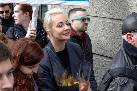 dpatopbilder - 17.03.2024, Berlin: Julia Nawalnaja (M), Witwe von Alexey Nawalny, steht in einer Warteschlange vor der russischen Botschaft. An Protesten gegen den russischen Präsidenten Putin nahe de ...