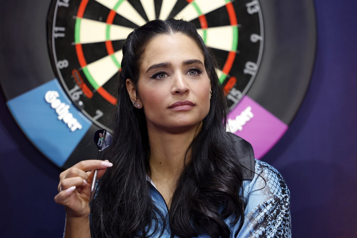Moderatorin Amira Pocher / Austrian Powers bei der Promi-Darts-WM 2023 im Maritim Hotel. Düsseldorf, 07.01.2023 NRW Deutschland *** Presenter Amira Pocher Austrian Powers at the Celebrity Darts World ...