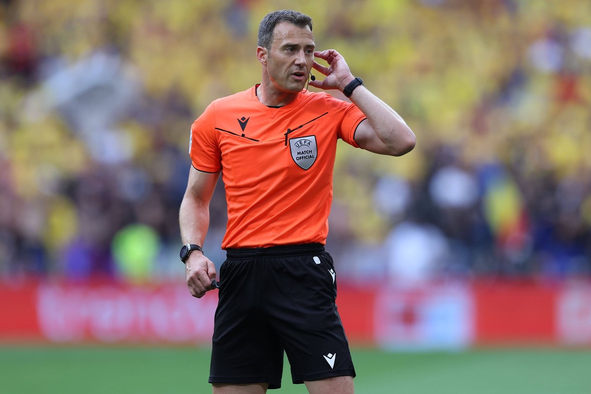 Fu�ball UEFA EURO, EM, Europameisterschaft,Fussball 2024 Achtelfinale Rum�nien - Niederlande am 02.07.2024 in der M�nchen Fu�ball Arena in M�nchen Schiedsrichter Felix Zwayer Deutschland *** Soccer UE ...