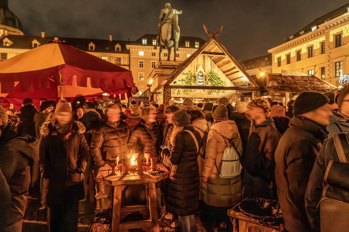 Feuerzangenbowle auf dem Mittelaltermarkt am Wittelsbacherplatz, München, Dezember 2023 Deutschland, München, Dezember 2023, Feuerzangenbowle auf dem Mittelaltermarkt am Wittelsbacherplatz, viele gönn ...