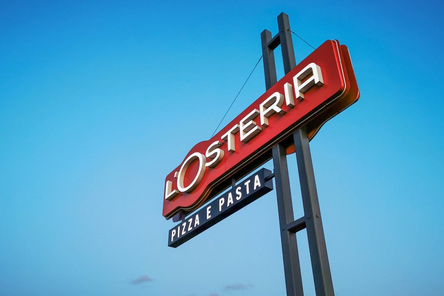 Werbeschild der Restaurantkette LOsteria Pizza E Pasta Themenbild, Symbolbild, LOsteria, Schild, Pylon, 17.02.20 Monheim-Baumberg NRW Deutschland L Osteria *** Advertising sign of the restaurant chain ...