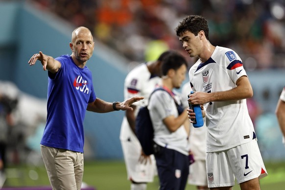 AL-RAYYAN - l-r United States coach Gregg Berhalter, Giovanni Reyna of United States during the FIFA World Cup, WM, Weltmeisterschaft, Fussball Qatar 2022 round of 16 match between Netherlands and Uni ...
