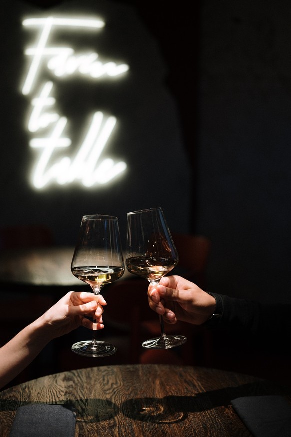 Zwei Gläser Wein, ein schöner Abend: Dates in Restaurants können so schön sein.