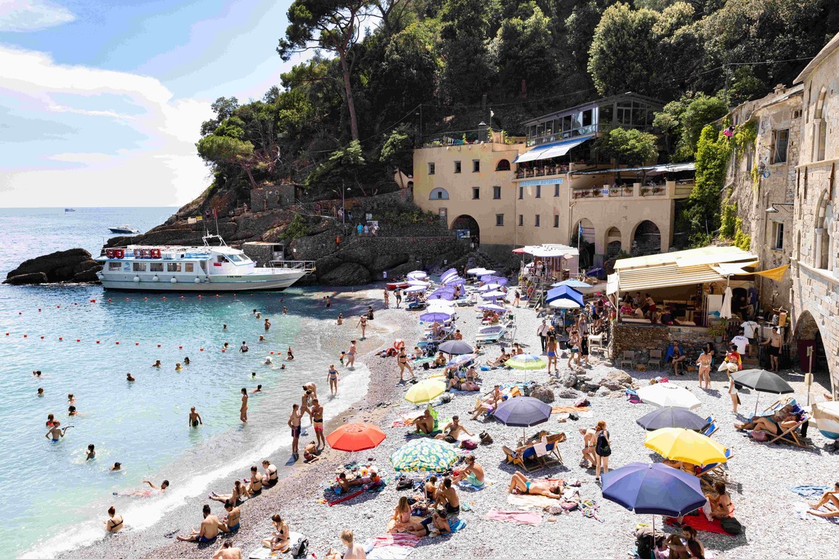 ARCHIV - 06.07.2022, Italien, Portofino: Blick auf die Bucht San Fruttuoso. Die malerische Badeortschaft Portofino im norditalienischen Ligurien zieht j