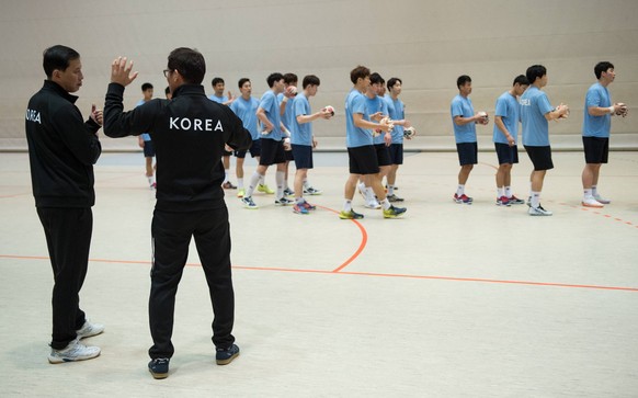 Trainer Myong Chol Sin und Cheftrainer Young Shin Cho (l-r) stehen auf dem Spielfeld. Handball Oeffentliches Training der gemeinsamen Handballmannschaft aus Nord- und Suedkorea in Vorbereitung auf die ...