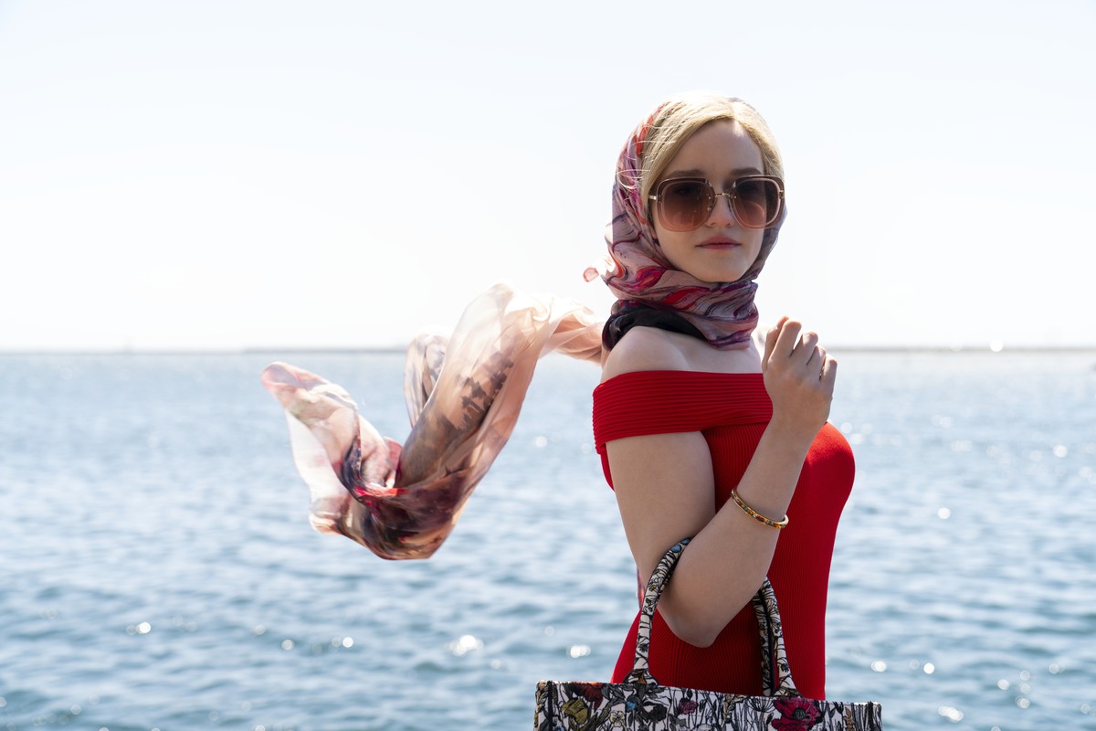 HANDOUT - 23.03.2021, USA, ---: Julia Garner als Anna Delvery in der Episode 102 von &quot;Inventing Anna&quot;. Die True-Crime-Serie �ber eine deutsche Hochstaplerin in New York ist bei Netflix zu se ...