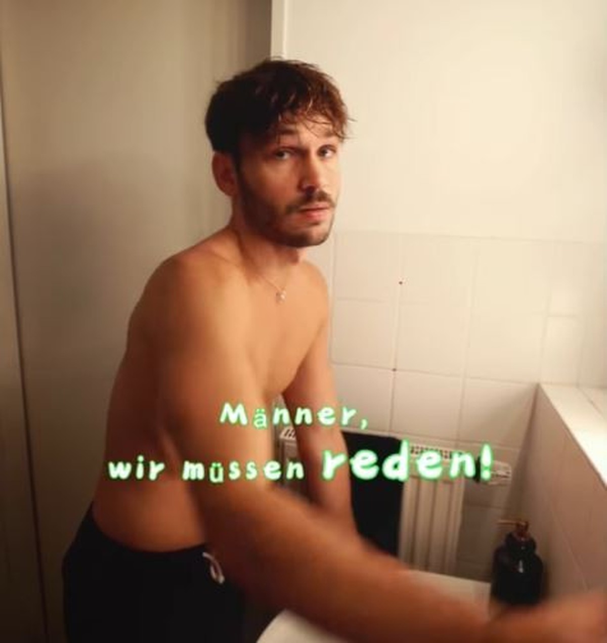Der Protagonist im Werbevideo von Gillette spricht über Suizid und rasiert sich währenddessen für den Movember.